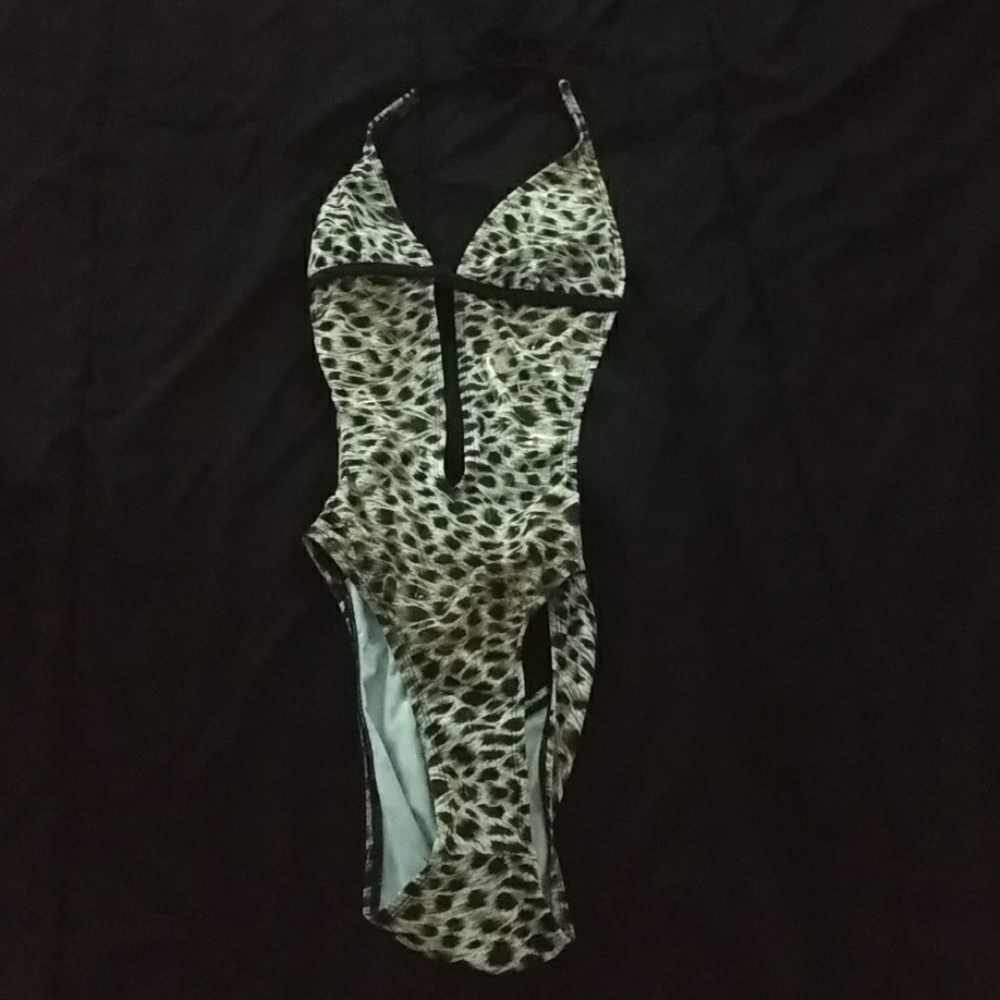 Guess monokini leopard print med.